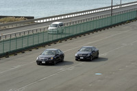 「アクティブブラインドスポットアシスト」を試しているところ。先行する「Eクラス」が左方に車線変更しようとするが、「Cクラス クーペ」を感知して警告が発せられる。