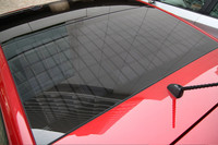 今のところ、空調とムーンルーフにしか繋がれてないソーラーパネル。セットでオプション21万円。これで動力に繋げられたら安いもんだが……。