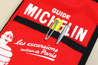 
    表側にもポケット収納を完備。
    