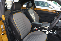 専用のファブリックスポーツシート。