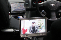 リアシート用のモニターを用意すれば、前でカーナビ、後ろで地デジ放送を楽しむことができる。