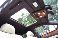 テスト車はサンルーフ装着車。14万2300円のオプションとして扱われる。