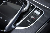 排気音の切り替えボタン。アイドリングストップ機能のオン／オフボタンとともに、センターコンソール上にレイアウトされる。