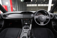 車体の姿勢変化がわかるように左右対称で水平基調のデザインを採用したという、運転席まわりの様子。