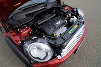 エンジン出力はショートボディの「MINI」と同じながら、より空力特性に優れるロングボディを得た結果、燃費の値（10・15モード）は13.8から14.2km/リッターに向上した。