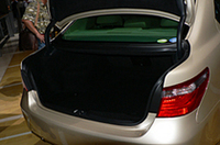 全グレード、トランクリッドにはイージークローザー機構が備わる。