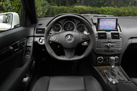 アルカンタラを用いた「AMGパフォーマンスステアリング」も、同パッケージの専用アイテムのひとつ。