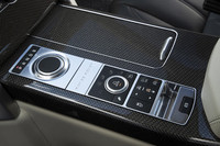 進化した「テレインレスポンス2」には、路面状況を分析して、「オンロード」「草地／砂利／雪」「泥／轍（わだち）」「砂地」「岩場」の中から最適な走行モードを自動的に選択する「オート機能」が備わった。