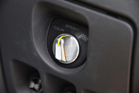 テスト車にはオプションのレースパック（38万円）が装着されており、「ダイナミック・パフォーマンス・マネジメント」には、「レースモード」が追加される。