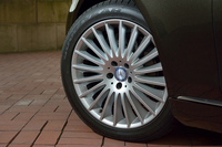 「S550ロング」のホイールサイズは、標準で18インチ。テスト車は19インチの「マルチスポークアルミホイール」を履く。