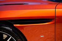 フロントのフェンダーパネルに装着された「V12」のバッジ。アストンマーティンでは現在のところ、「V8ヴァンテージ」を除くすべてのモデルにV12エンジンを搭載している。