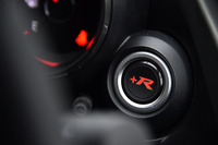 サーキット走行に適した設定に変える「+R」ボタン。エンジントルクの特性やレスポンス、アダプティブダンパーシステムの減衰特性、VSAのTCS介入タイミング、EPS（電動パワーステアリング）のフィールを切り替える。