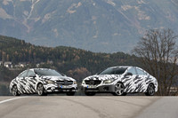 「CLA」（写真左）と「CLA AMG」（写真右）。「AMG」仕様はバンパーやホイールが違う。