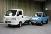 ホンダ初の四輪製品として1963年にデビュー、アクティトラックのルーツとなる「T360」（写真右）とのツーショット。