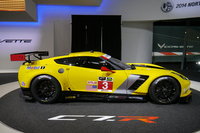 レーシングモデルの「コルベットC7.R」。北米で開催される新シリーズ「TUDORユナイテッド・スポーツカー・チャンピオンシップ」に参戦するほか、6月に開催される、ルマン24時間耐久レースにも出場を予定している。
    