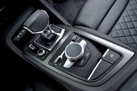 トランスミッションは7段Sトロニック。4500rpm付近でクラッチミートして素早い発進を行うローンチコントロール機能も装備される。