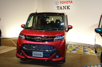 「トヨタ・タンク カスタムG-T」。ボディーカラーはブラックマイカメタリック×マゼンタベリーマイカメタリック。