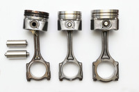 ディーゼル車のピストンピンには、ノック音を減衰させるナチュラルサウンドスムーザーが組み入れられている。中央が1.5リッター、右が2.2リッターユニットのピストン＋コンロッド。