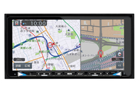 こちらはWiFiを持たない「MAX675W」。スマホとはケーブルでつなぐ。1024×480ピクセルのUWVGA画面は2画面にしたときでもメインの地図は十分な大きさを維持する。