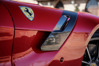 「エアロブリッジ」とは、ボンネットの上を通る空気をボディーサイドに流し、空気抵抗を低減させるデバイス。「F12tdf」ではより効果を高めるために形状が変更されている。