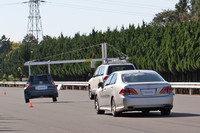 「衝突回避支援型プリクラッシュセーフティシステム（PCS）」の試乗体験風景その1。「クラウン」が70km/hで走行中、速度の遅い先行車がいる。