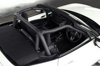 2015年10月15日に発売された「ロードスターNR-A」。試乗車にはパーティレース指定部品のマツダスピード製「ロールバー」が装備されていた。