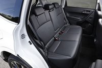 リアシートについては、「2.0i」を除く全車に2段階温度調整機能付きシートヒーターが採用される。