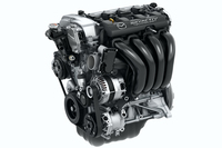 エンジンについては軽量化やフリクションロスの低減などを通し、燃費にも配慮。JC08モードで17.2～18.8km/リッターという燃費性能を実現している。
    