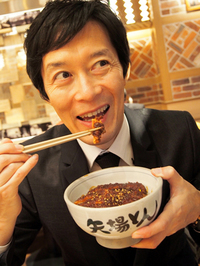 11月、「トヨタ・ミライ」記者発表の帰り、銀座でみそカツ丼を食する筆者近影。