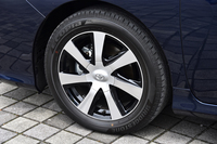 アルミホイールのサイズは17インチ。テスト車には、ブリヂストンの低燃費タイヤ「エコピア」が装着されていた。
    