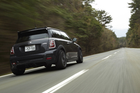 
    標準の「ジョンクーパーワークス」からは制御システムも一部を変更。「DTC（ダイナミック・トラクション・コントロール）」には新たに「GPモード」が追加された。
    