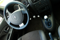 試乗車はインテリアの各所に専用カラーの革を用いた「インテリアパック（10万5000円）を装着していた。
	 