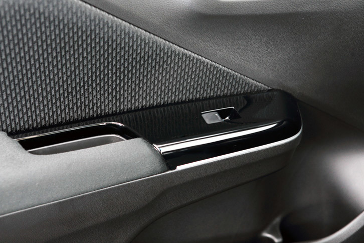 こちらはパワーウィンドウスイッチ部のインテリアパネル。3種類用意されるデザインのうち、「パールブラック」と「パールホワイト」の2種類のインテリアパネルには、白もしくは青のLEDのイルミネーションが装備される。