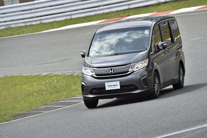 サーキットでは「トランパスML」のほか、ベーシックな「ナノエナジー3＋」装着車（写真）もテストした。