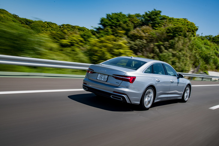 燃費はJC08モード計測で12.3km/リッターと公称されている。