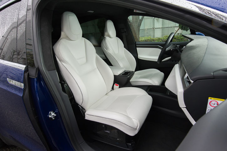 試乗車はウルトラホワイトのレザーシートを装着していた。汚れの付着や表皮の劣化が少なくなるという、ステインレジスタントコーティングが施されている。
