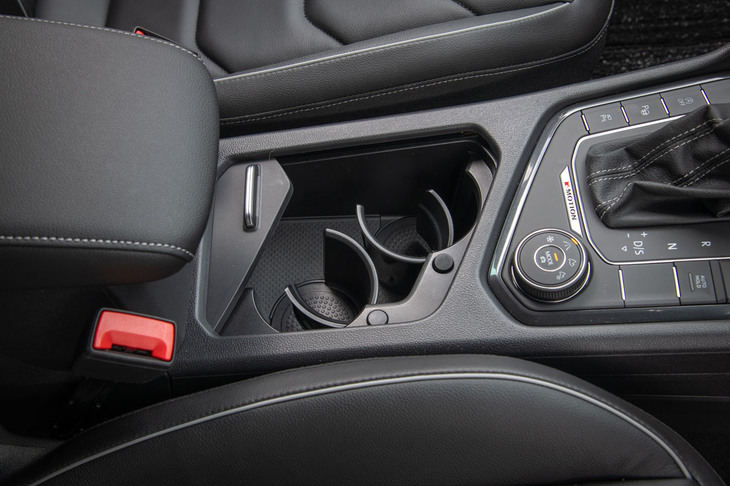 センターコンソールの収納は、ふたをあけるとまずは物入れが登場。それからボタンを押すと部品が飛び出し、カップホルダーとして使える仕掛け。