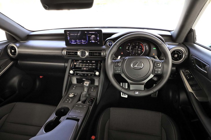 マイナーチェンジを機にセンターモニターはタッチパネル式となり、画面の位置も操作がしやすいよう140mm前方に移された。画面サイズは10.3インチ。