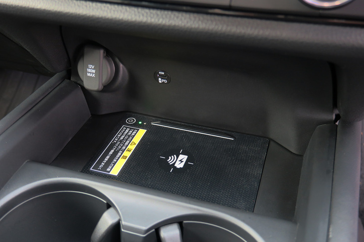 ホンダZR-V e:HEV X ホンダアクセス用品装着車（ワイヤレス充電器＋USB PDチャージャー）