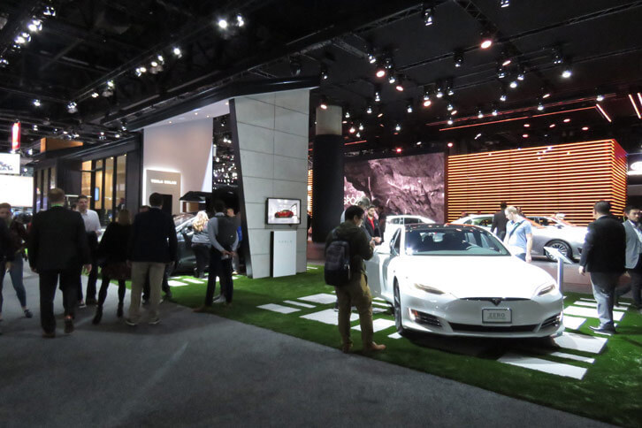 ロサンゼルスモーターショー2017のテスラブースの様子。