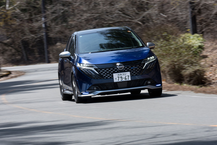 横Gが長く続く高速コーナーで気持ちのよい走りが味わえた「ノート オーラAUTECHスポーツスペック」。適度にスポーティーでありながらNISMOよりも落ち着いた走りが持ち味だ。