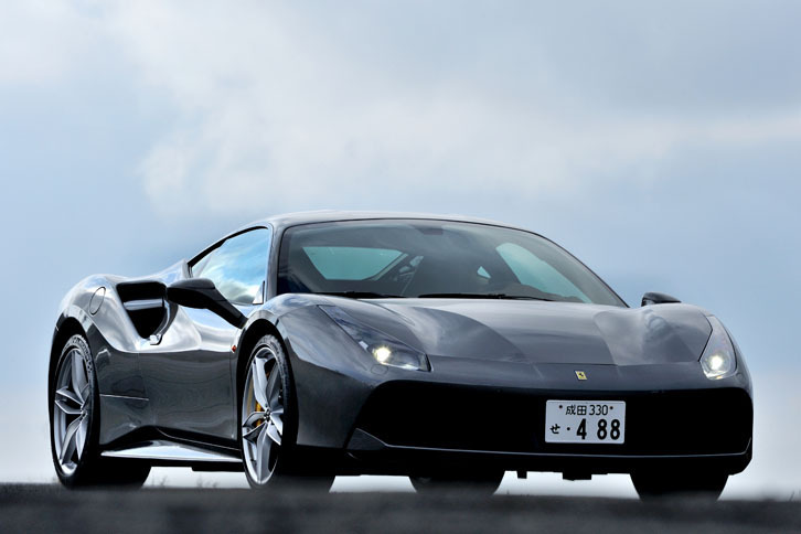 「458イタリア」と比較すると、ヘッドランプの形状とノーズのデザインが大きく変わった。ノーズ中央のセンタースロット（ライセンスプレートによってふさがれてしまっているが……）は気流をアンダーボディーに導くようになっている。