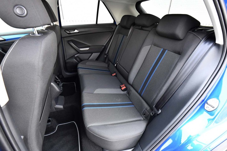 ブルーの差し色が入ったシート地は、「TロックTSIスタイル デザインパッケージ」のなかでも、ボディーカラーが「ラヴェンナブルーメタリック」のモデルだけに与えられる。