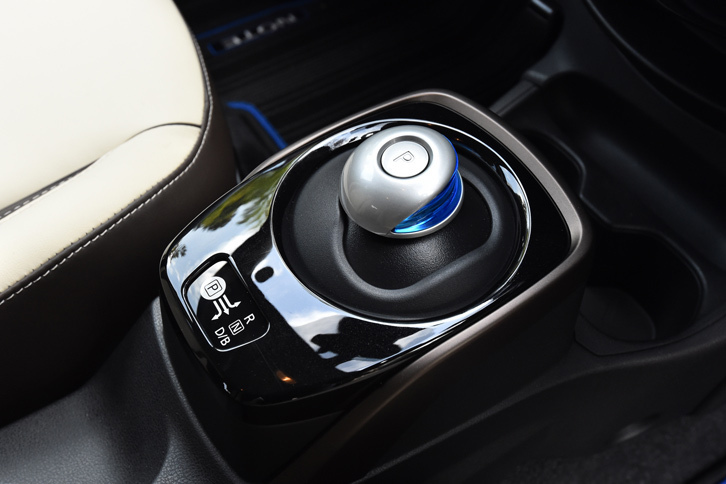 シフトセレクターには、電気自動車「リーフ」と同じものが採用されている。