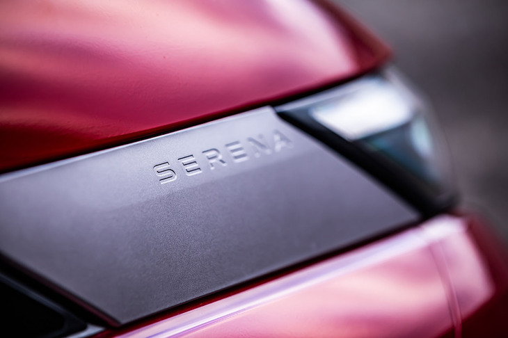 セレナe-POWERルキシオン プロトタイプ（ボディーサイドの「SERENA」エンブレム）