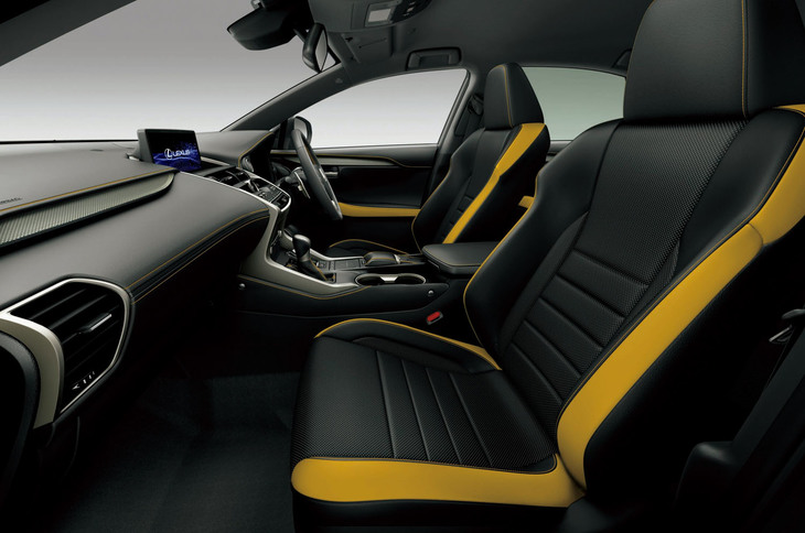 “Fスポーツ”専用色の「ブラック＆アクセントマスタードイエロー」。