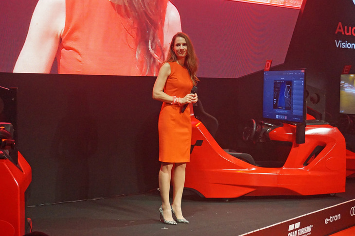 まずあいさつに立ったのは、アウディ ジャパンのマーケティング本部長であるシルケ・ミクシェ氏。「e-tron Vision Gran Turismo」は電動車なので、“電化製品の聖地”である秋葉原でお披露目会を催したと語った。