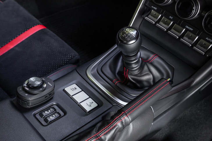 クラッチ容量の拡大やギアの強度アップにより高出力化に対応した6段MTを採用。操作する頻度が高く斜めの動きとなる2→3速、4→5速方向のシフトゲート形状を見直し、引っかかり感を小さくしている。
