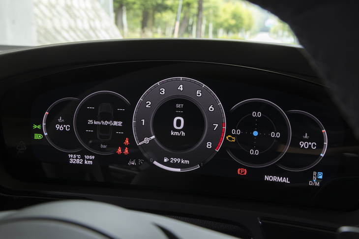 メーターパネルは「タイカン」のようなオーバル形状のフルスクリーンタイプに変更。伝統の5連メーター表示（写真）のほか、ほぼ全面をマップにすることもできる。