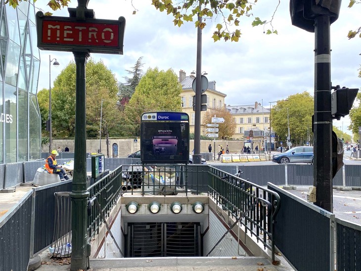 プレスデーは、製油所従業員によるストライキで、各地の給油所が大混乱。一般公開初日はゼネストでバスは運休、首都圏高速鉄道（RER）は大幅な間引き運転。地下鉄9号線の一部駅（写真）はデモ警戒のため封鎖された。